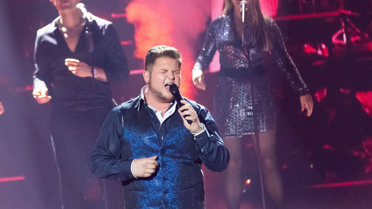 Gewinner Harry Laffontien tritt während des DSDS-Finales in den MMC Studios am 07. Mai 2022 in Köln auf.