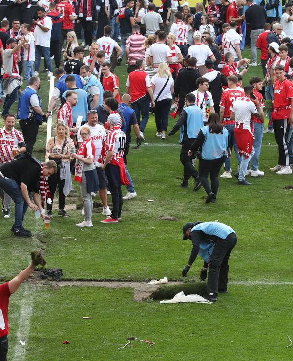 Die Fans des 1. FC Köln stürmen den Rasen des Rhein-Energie-Stadions.