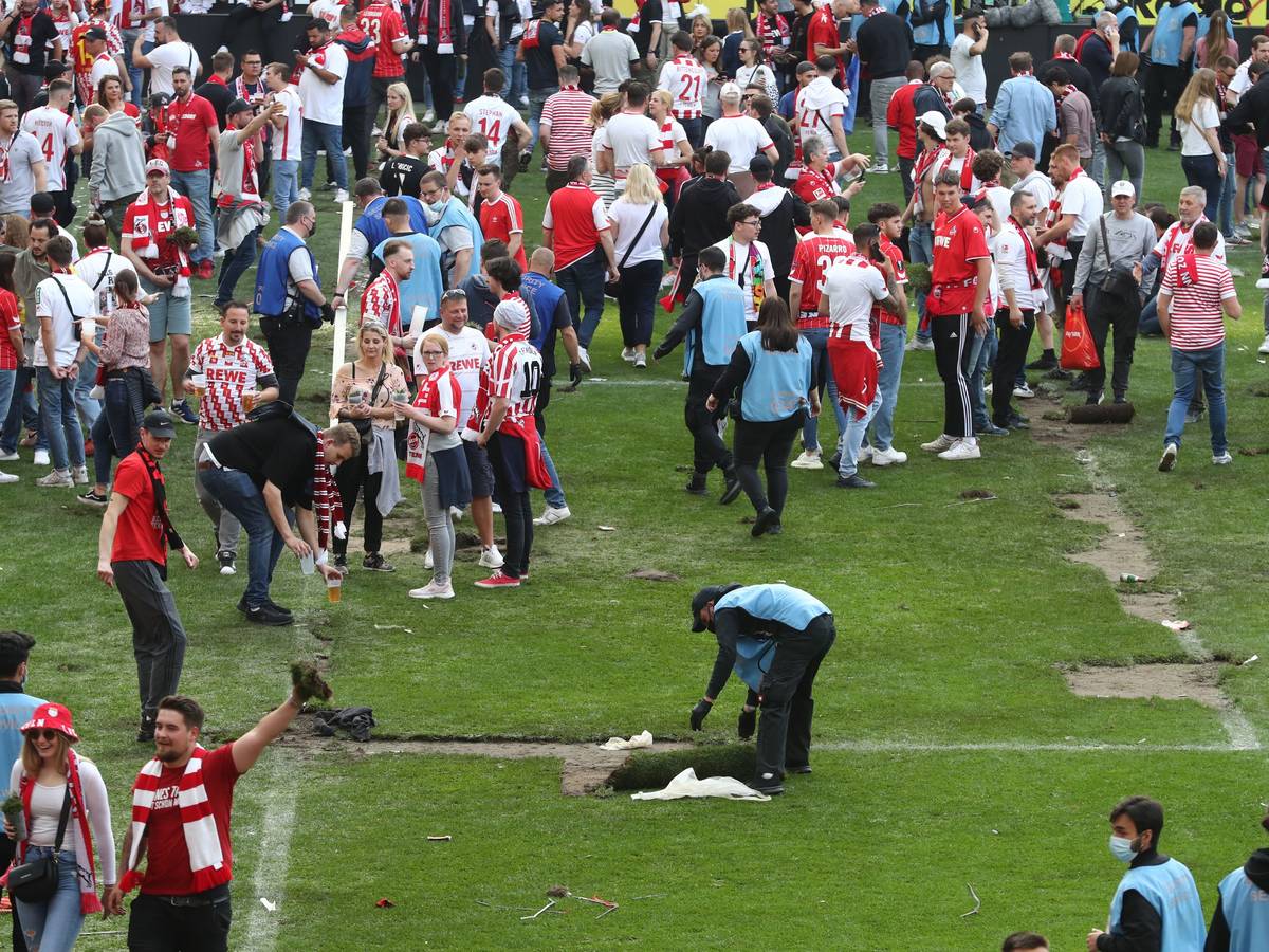 Die Fans des 1. FC Köln stürmen den Rasen des Rhein-Energie-Stadions.
