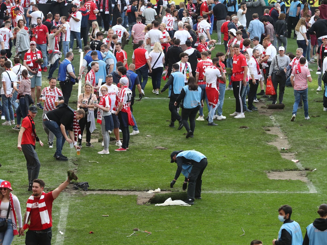 Die Fans des 1. FC Köln stürmen den Rasen des Rhein-Energie-Stadions.
