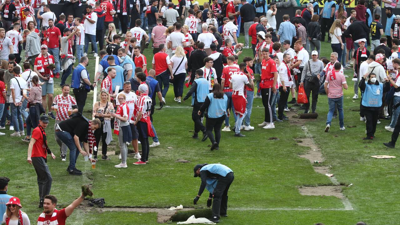 Die Fans des 1. FC Köln stürmen den Rasen des Rhein-Energie-Stadions.