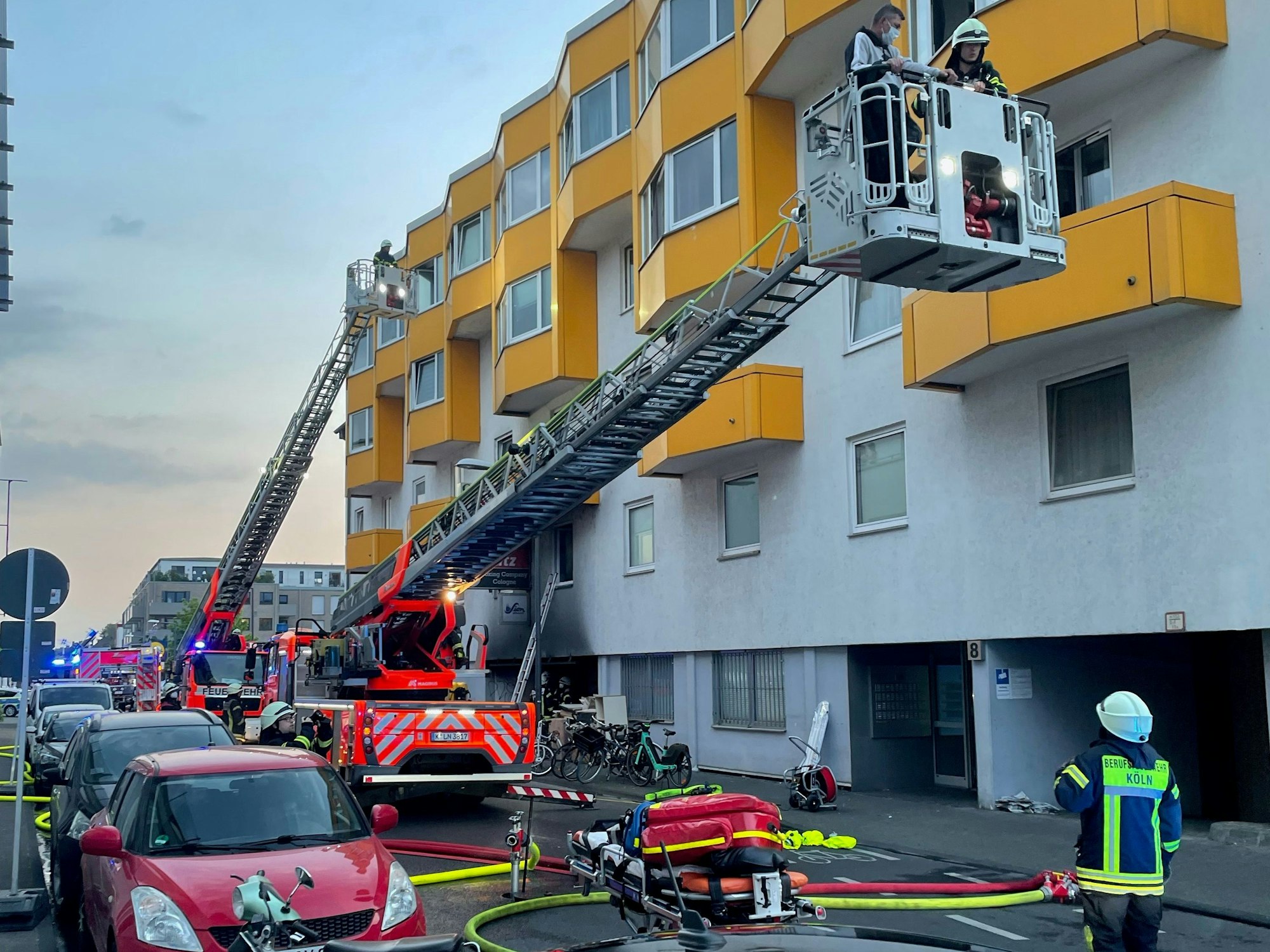 Am Samstagabend (7. Mai) geriet in Köln-Sülz ein Müllcontainer in Brand.