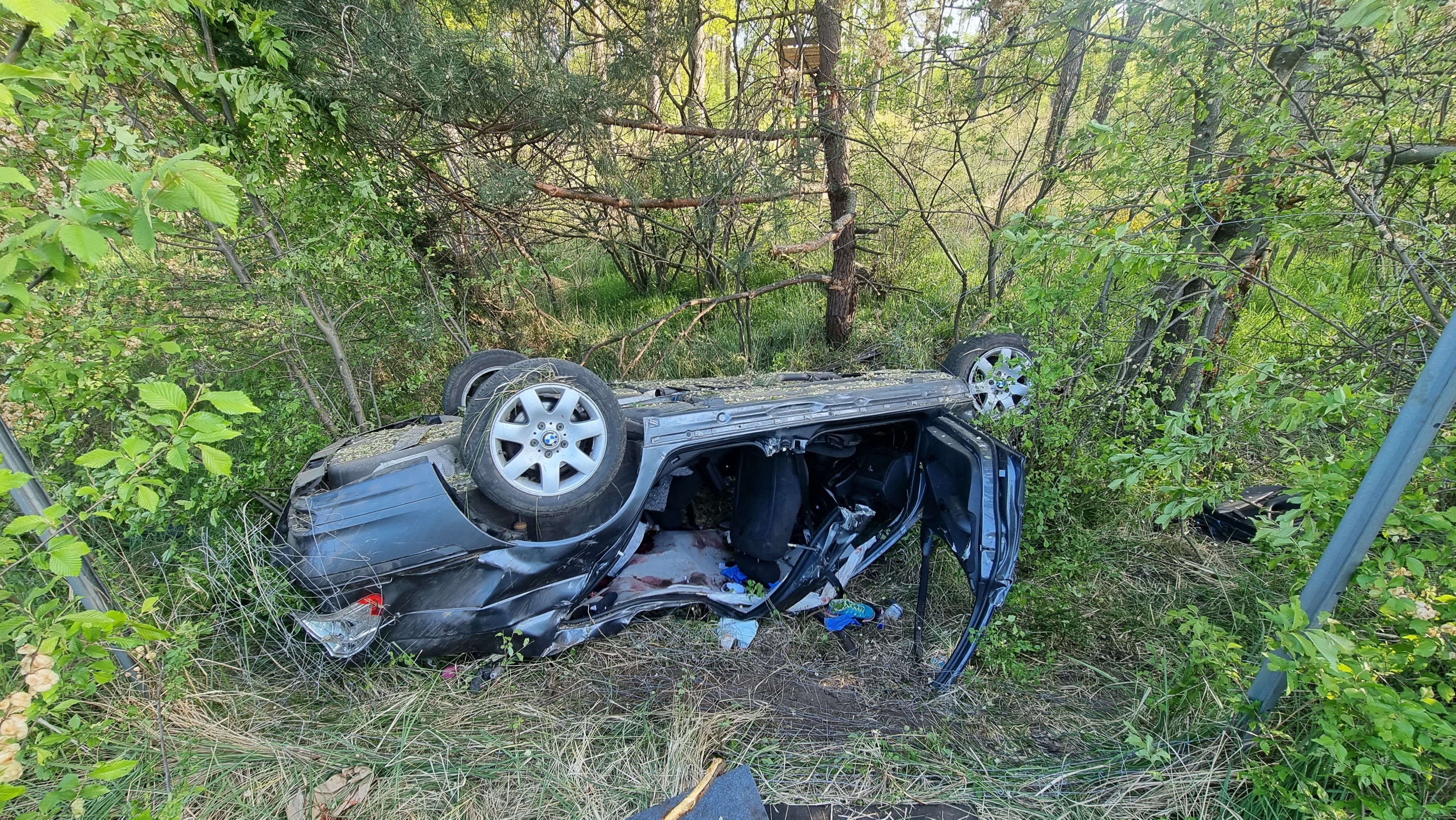 Die Familie aus der Ukraine überschlug sich mit ihrem Auto auf der Autobahn 2. Der Wagen blieb schließlich völlig zerstört in der Böschung liegen.