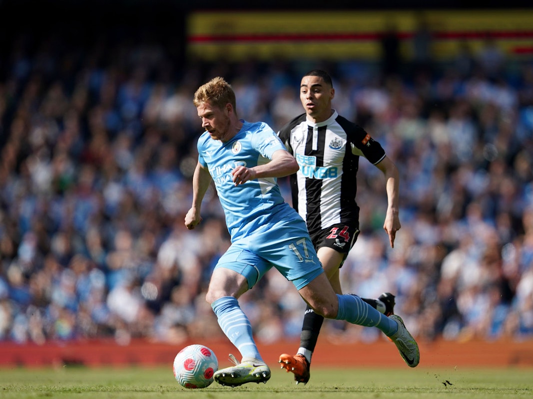 Fußball: Premier League, England, Manchester City – Newcastle United, 36. Spieltag im Etihad Stadium: Kevin De Bruyne (l) von Manchester City gegen Miguel Almiron von Newcastle United.