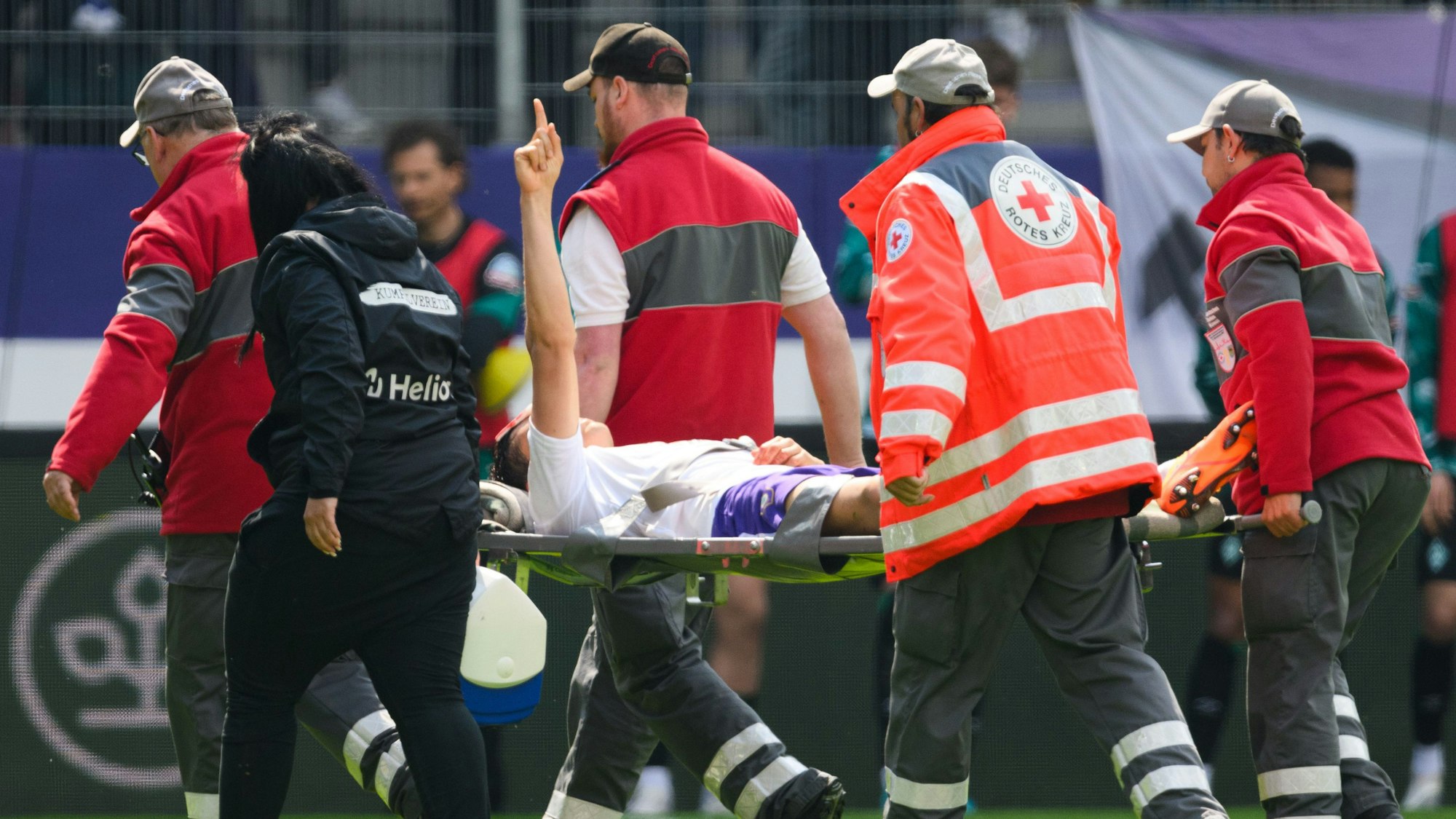 Aues Dirk Carlson wird verletzt vom Platz getragen.