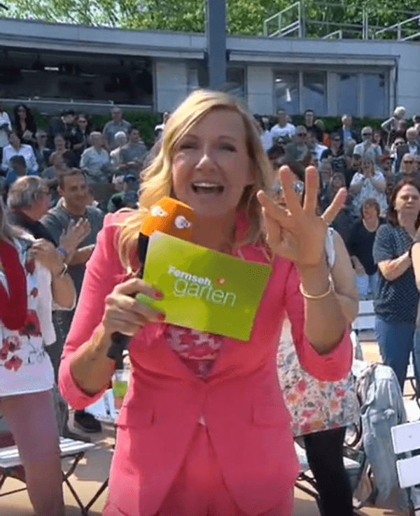 Andrea Kiewel beim ZDF-„Fernsehgarten “am 8. Mai 2022: Urplötzlich kam sie mit einer unanständigen Idee um die Ecke.