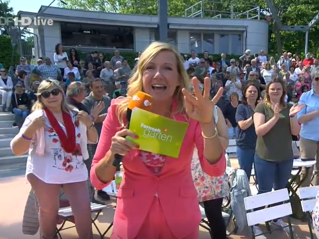 Andrea Kiewel beim ZDF-„Fernsehgarten “am 8. Mai 2022: Urplötzlich kam sie mit einer unanständigen Idee um die Ecke.