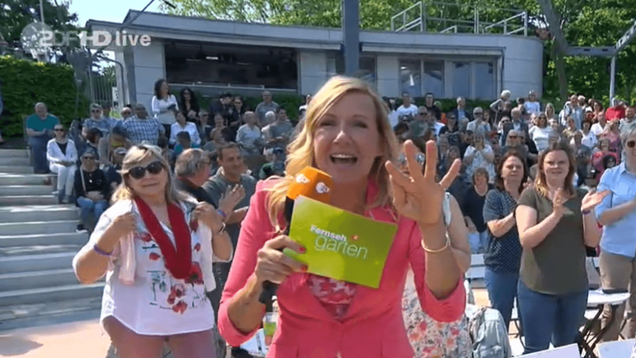 Andrea Kiewel beim ZDF-„Fernsehgarten “am 8. Mai 2022: Urplötzlich kam sie mit einer unanständigen Idee um die Ecke.