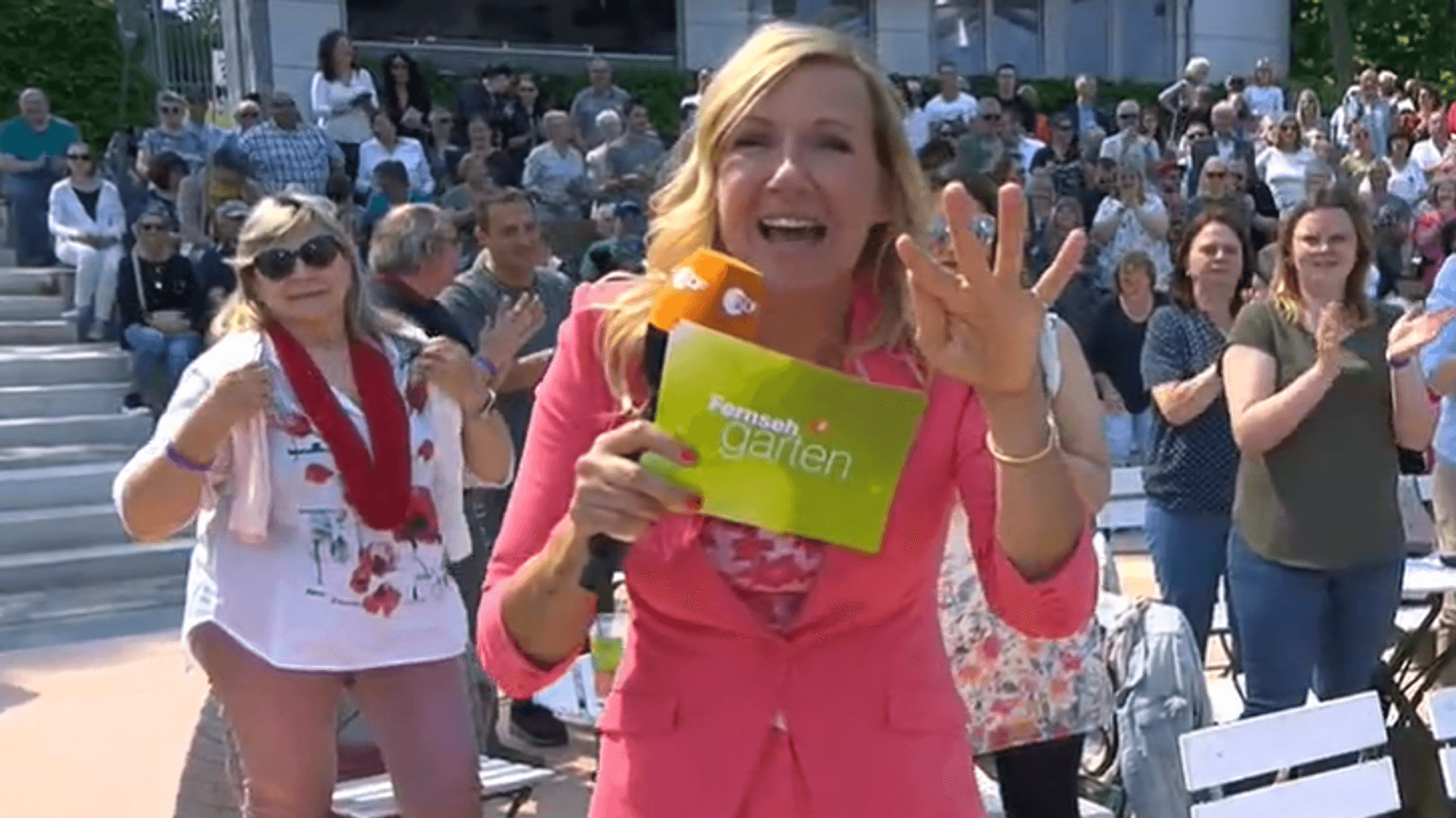 Andrea Kiewel beim ZDF-„Fernsehgarten “am 8. Mai 2022: Urplötzlich kam sie mit einer unanständigen Idee um die Ecke.