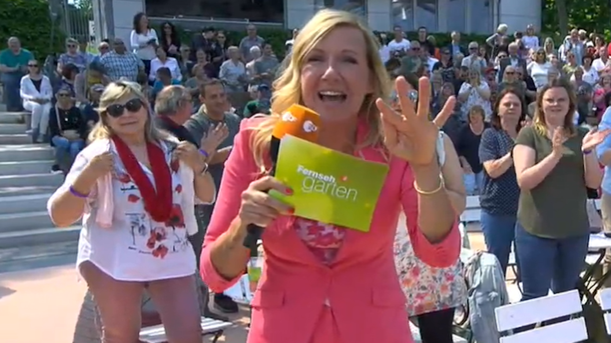 Andrea Kiewel beim ZDF-„Fernsehgarten “am 8. Mai 2022: Urplötzlich kam sie mit einer unanständigen Idee um die Ecke.