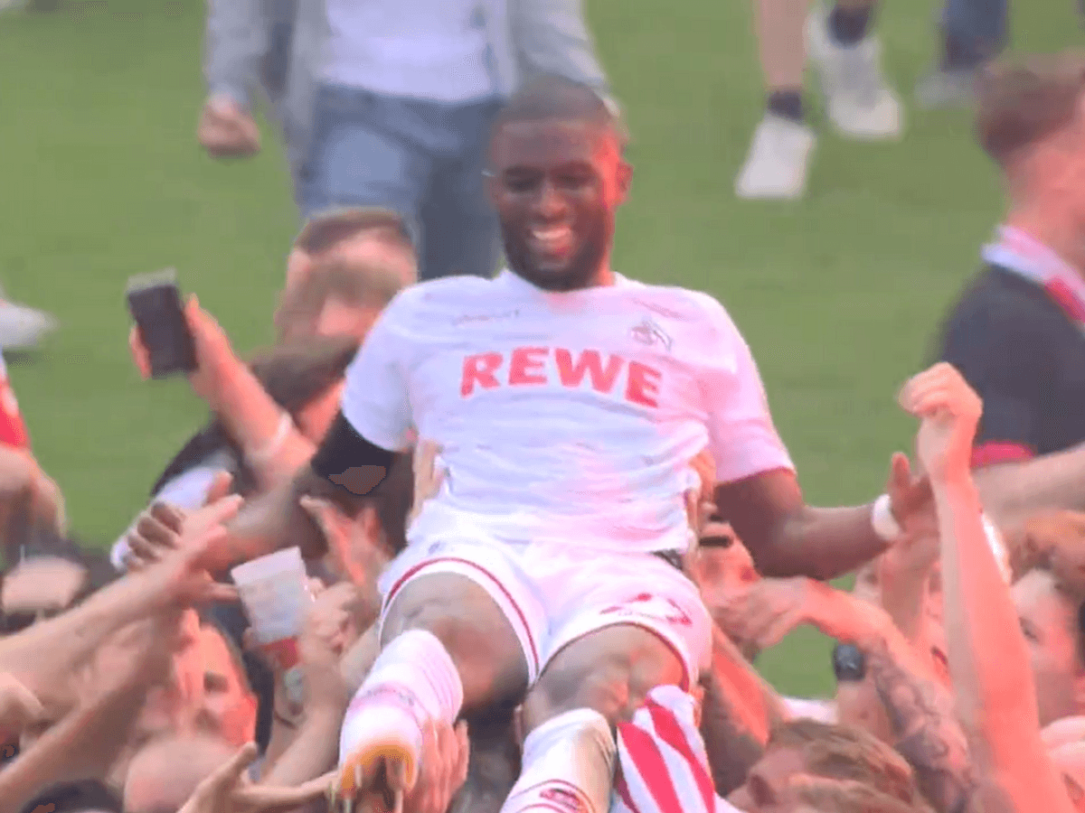 Anthony Modeste wird von den Fans des 1. FC Köln auf Händen getragen.