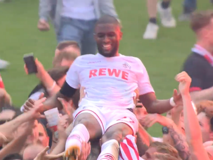 Anthony Modeste wird von den Fans des 1. FC Köln auf Händen getragen.