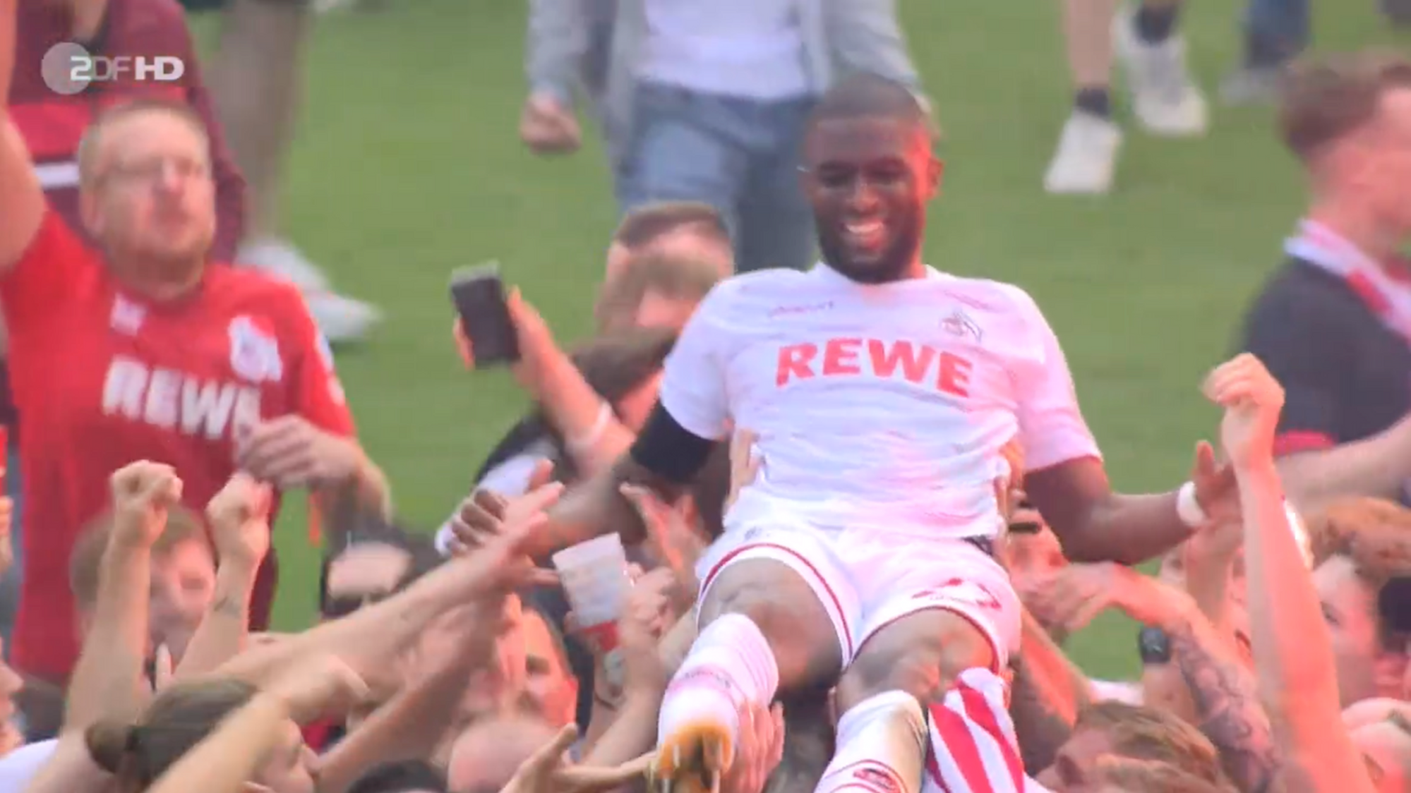 Anthony Modeste wird von den Fans des 1. FC Köln auf Händen getragen.