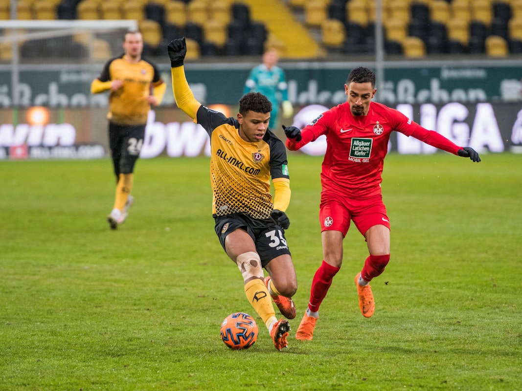 Dresdens Ransford-Yeboah (l.) gegen Kenny Prince Redondo (r.) von Kaiserslautern im Zweikampf um den Ball.