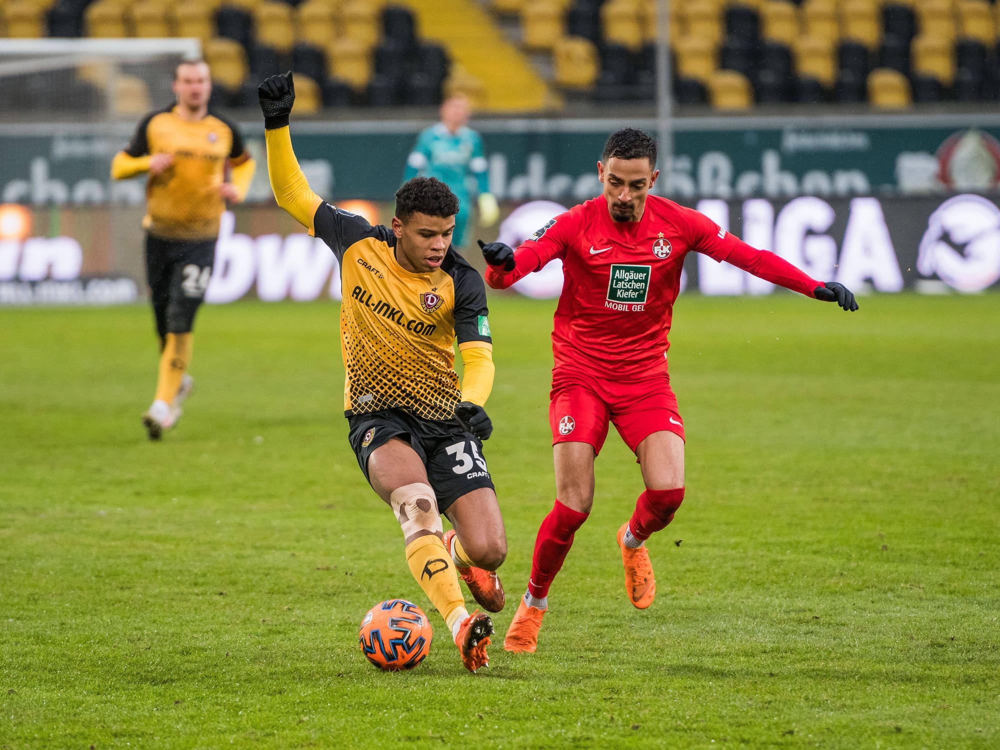 Dresdens Ransford-Yeboah (l.) gegen Kenny Prince Redondo (r.) von Kaiserslautern im Zweikampf um den Ball.