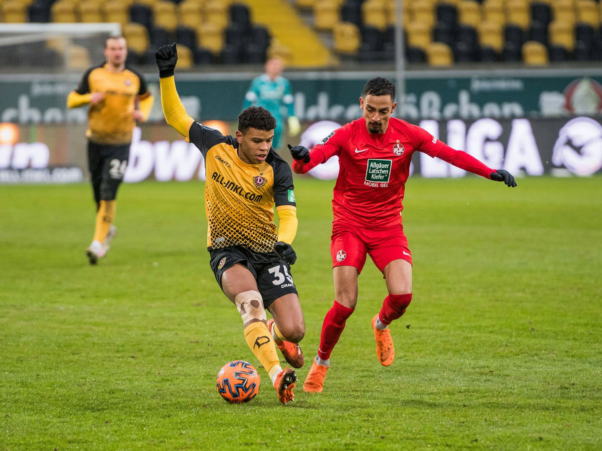 Dresdens Ransford-Yeboah (l.) gegen Kenny Prince Redondo (r.) von Kaiserslautern im Zweikampf um den Ball.