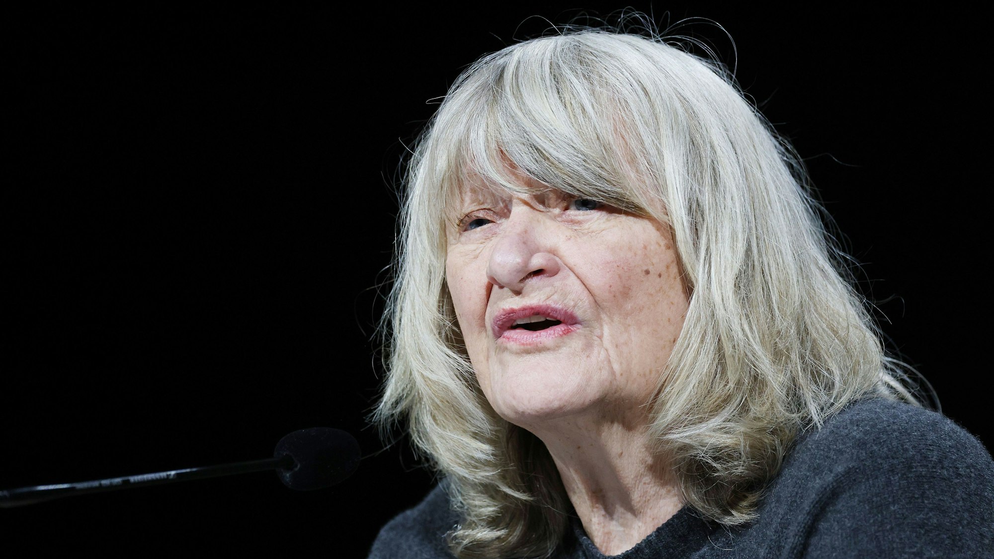 Alice Schwarzer, Autorin und Feministin, auf einer Pressekonferenz im März 2022. Schwarzer kritisiert den ukrainischen Präsidenten Selenskyj mit scharfen Tönen.