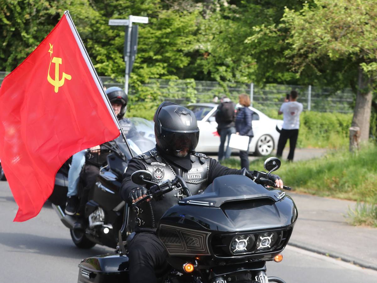 Motorradfahrer fährt mit sowjetischer Flagge durch Köln..
