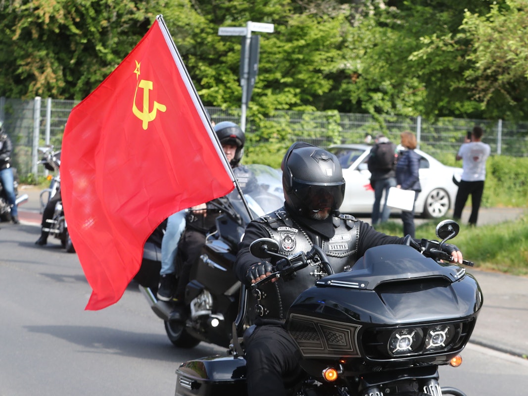 Motorradfahrer fährt mit sowjetischer Flagge durch Köln..