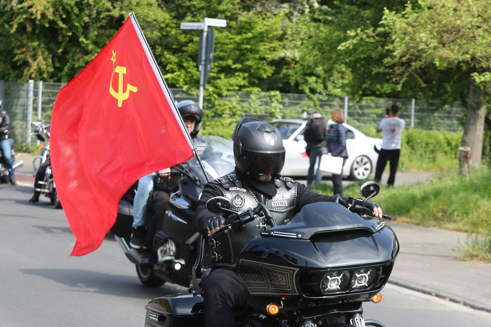 Motorradfahrer fährt mit sowjetischer Flagge durch Köln..