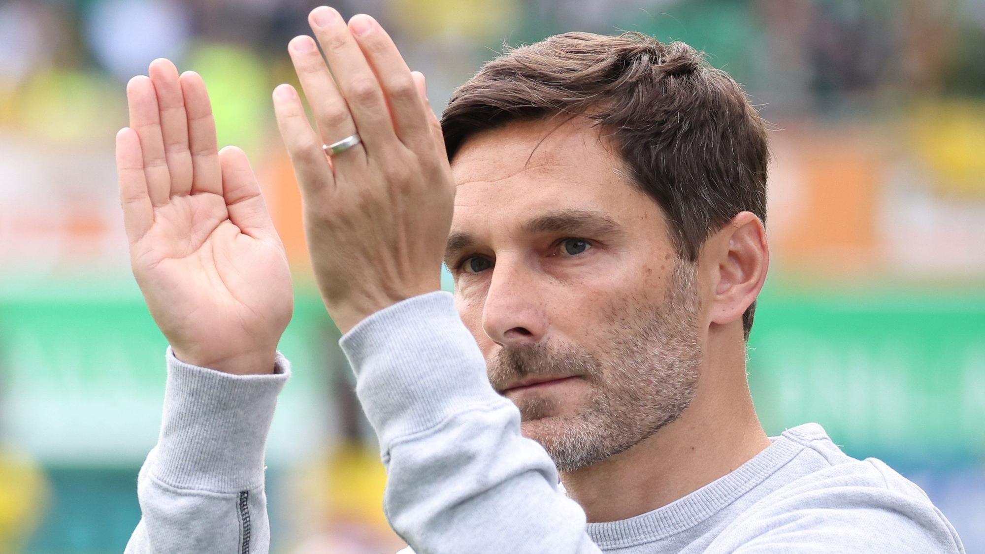Stefan Leitl klatscht bei einem Bundesliga-Spiel von Greuther Fürth in die Hände.