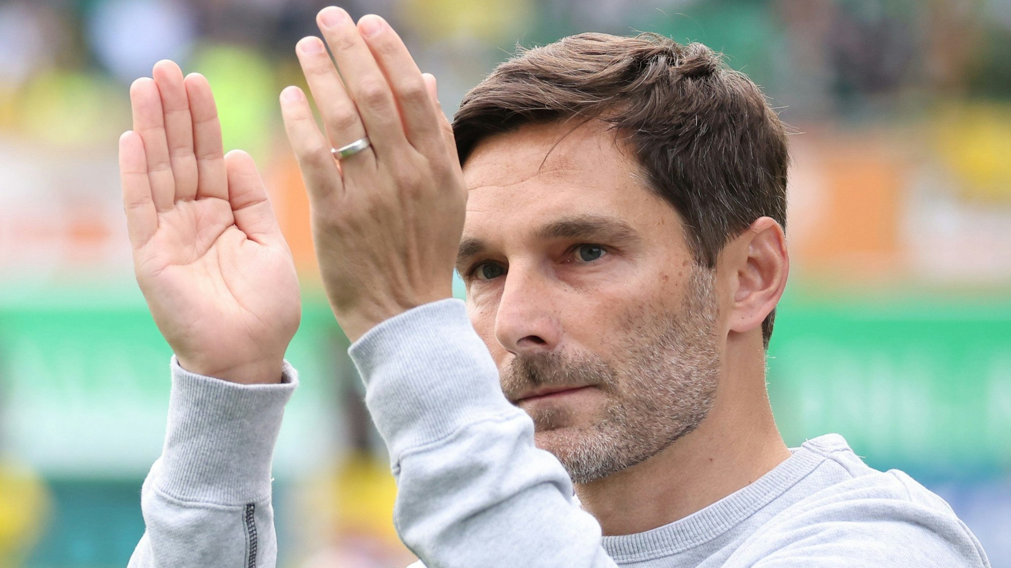 Stefan Leitl klatscht bei einem Bundesliga-Spiel von Greuther Fürth in die Hände.