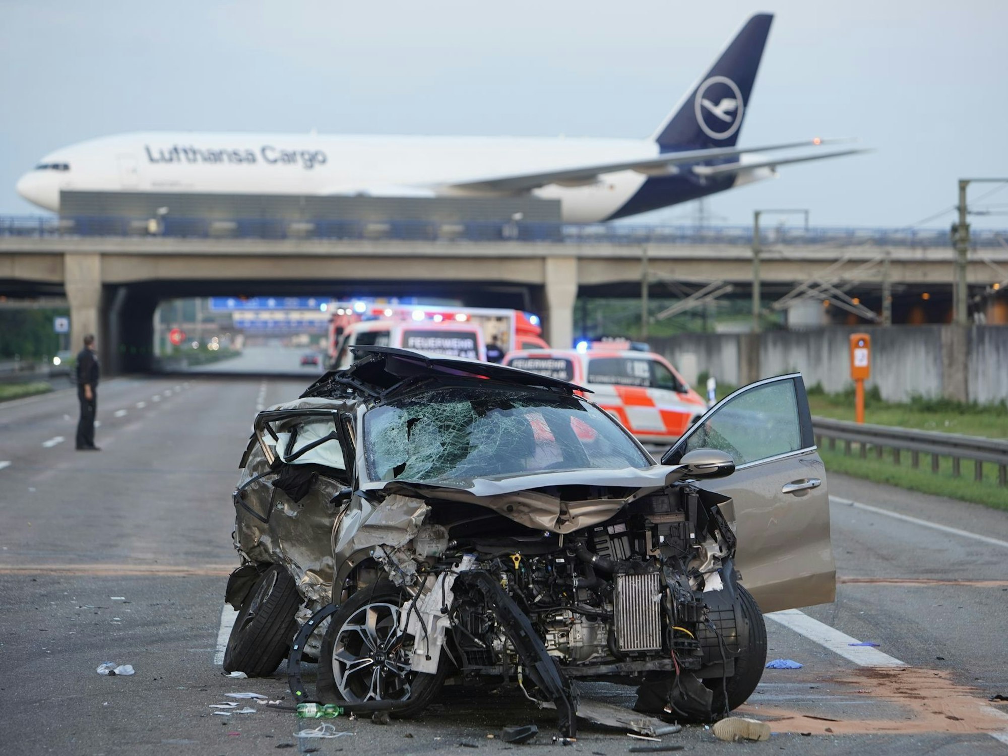 08.05.2022, Hessen, Frankfurt/Main: Ein zerstörtes Auto steht auf der Autobahn 3. Bei zwei unmittelbar aufeinanderfolgenden Unfällen auf der A3 in der Nähe des Frankfurter Flughafens sind mehrere Menschen schwer verletzt worden, eine Person tödlich.