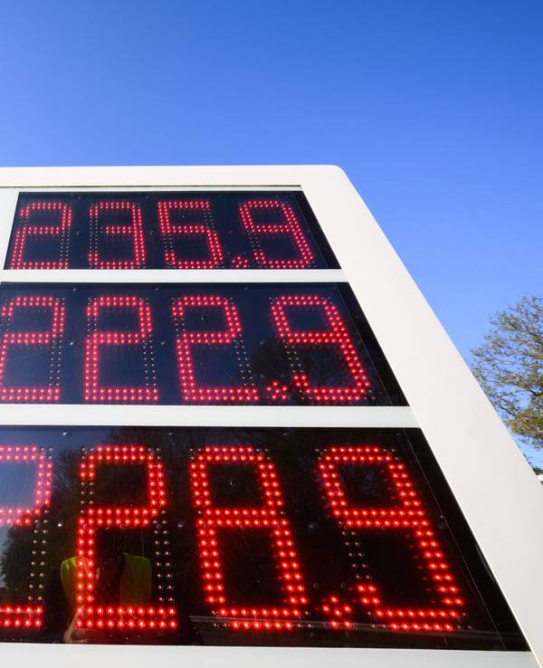 Eine Anzeigetafel an einer Autobahn-Tankstelle zeigt Anfang Mai hohe Preise für Diesel, Super E10 und Super Benzin an. Bei einem Ölembargo gegen Russland erwarten Experte steigende Preise.