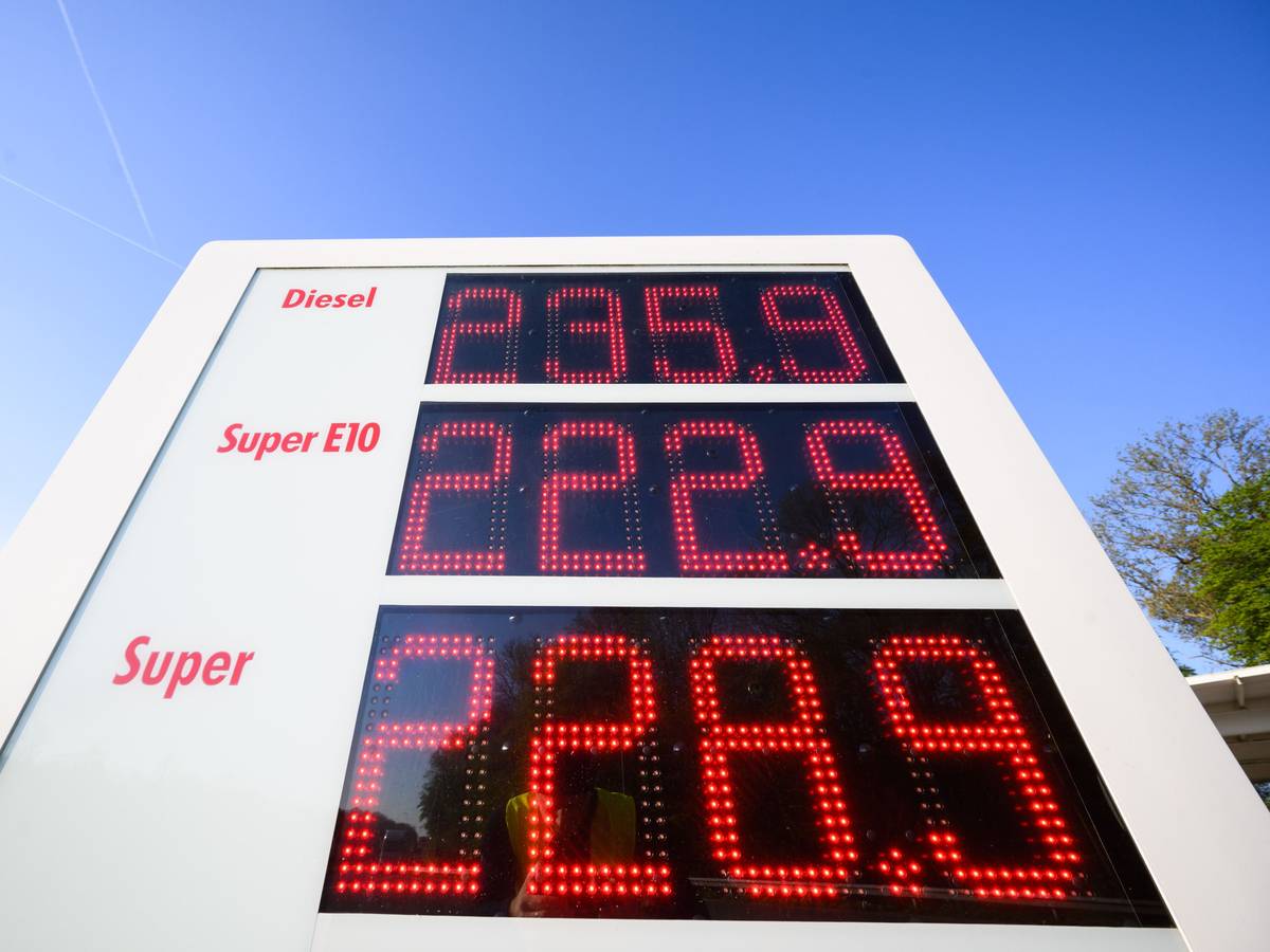 Eine Anzeigetafel an einer Autobahn-Tankstelle zeigt Anfang Mai hohe Preise für Diesel, Super E10 und Super Benzin an. Bei einem Ölembargo gegen Russland erwarten Experte steigende Preise.