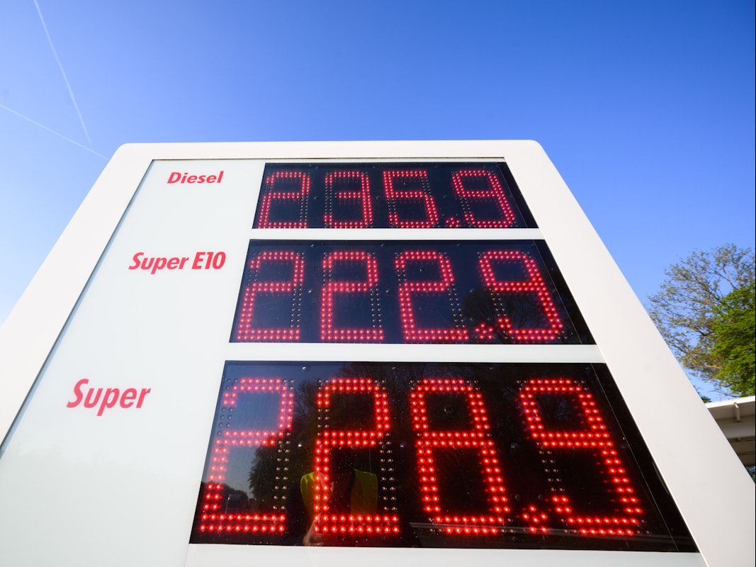 Eine Anzeigetafel an einer Autobahn-Tankstelle zeigt Anfang Mai hohe Preise für Diesel, Super E10 und Super Benzin an. Bei einem Ölembargo gegen Russland erwarten Experte steigende Preise.