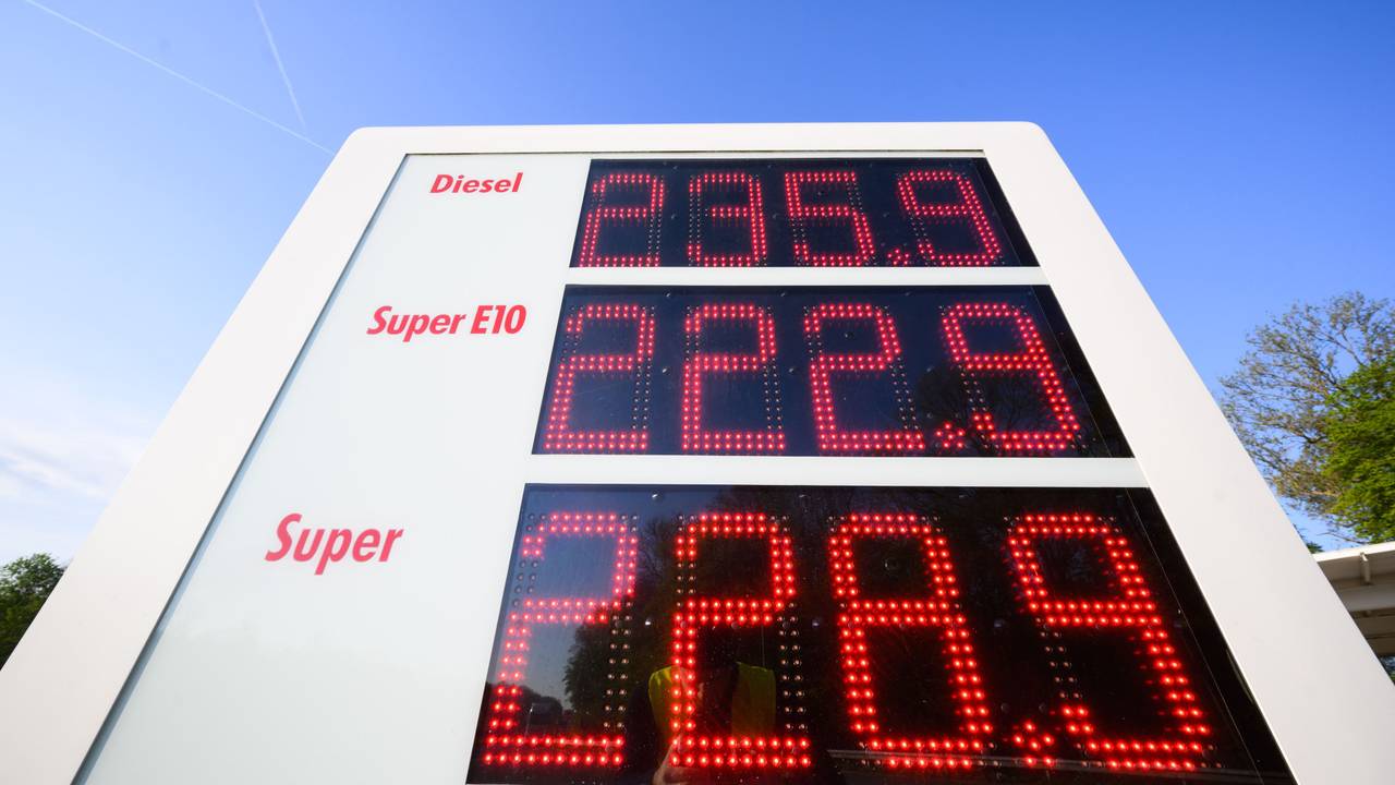 Eine Anzeigetafel an einer Autobahn-Tankstelle zeigt Anfang Mai hohe Preise für Diesel, Super E10 und Super Benzin an. Bei einem Ölembargo gegen Russland erwarten Experte steigende Preise.