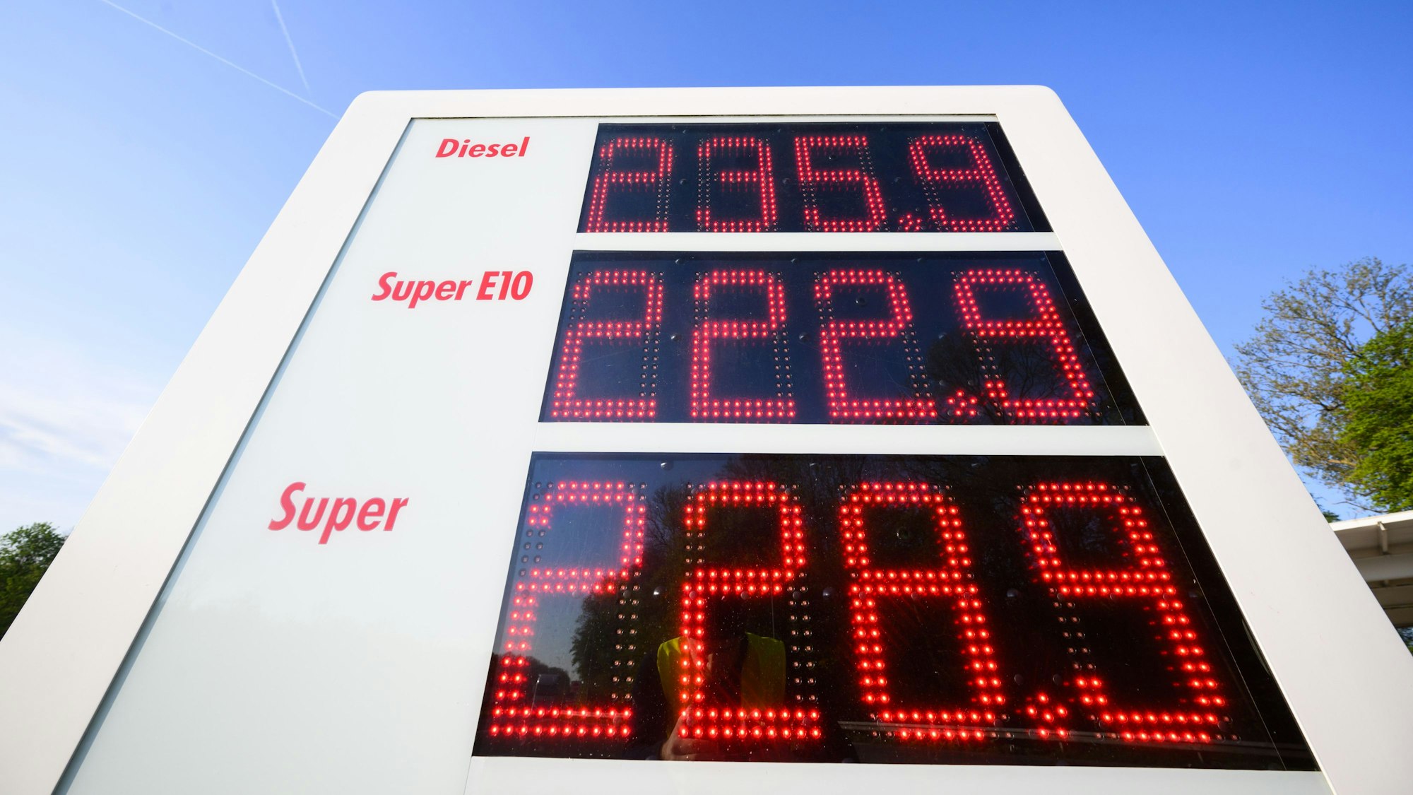 Eine Anzeigetafel an einer Autobahn-Tankstelle zeigt Anfang Mai hohe Preise für Diesel, Super E10 und Super Benzin an. Bei einem Ölembargo gegen Russland erwarten Experte steigende Preise.