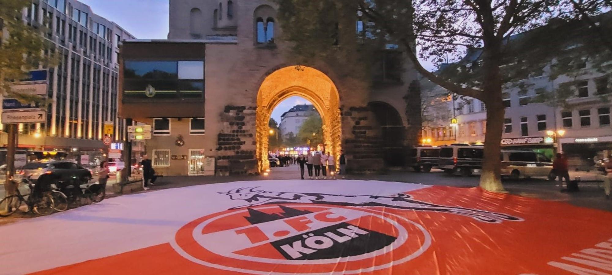 Die FC-Fahne am Hahnentor am Samstag 7. Mai