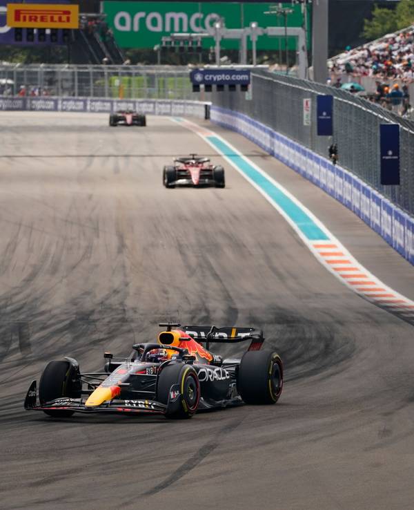 Motorsport: Formel-1-Weltmeisterschaft, Grand Prix von Miami, Rennen: Max Verstappen aus den Niederlanden vom Team Red Bull fährt vor Charles Leclerc aus Monaco vom Team Ferrari.