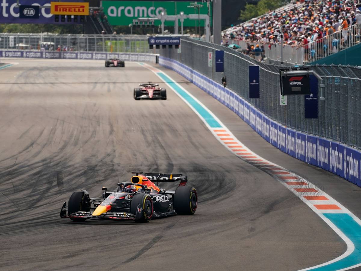 Motorsport: Formel-1-Weltmeisterschaft, Grand Prix von Miami, Rennen: Max Verstappen aus den Niederlanden vom Team Red Bull fährt vor Charles Leclerc aus Monaco vom Team Ferrari.
