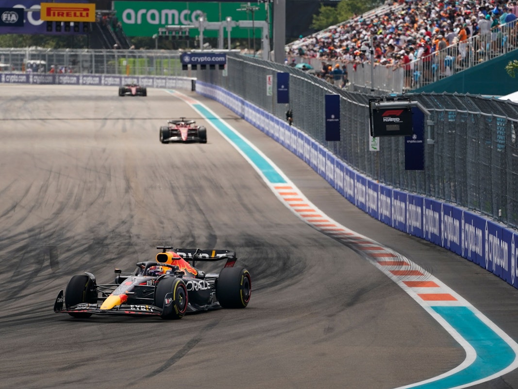 Motorsport: Formel-1-Weltmeisterschaft, Grand Prix von Miami, Rennen: Max Verstappen aus den Niederlanden vom Team Red Bull fährt vor Charles Leclerc aus Monaco vom Team Ferrari.