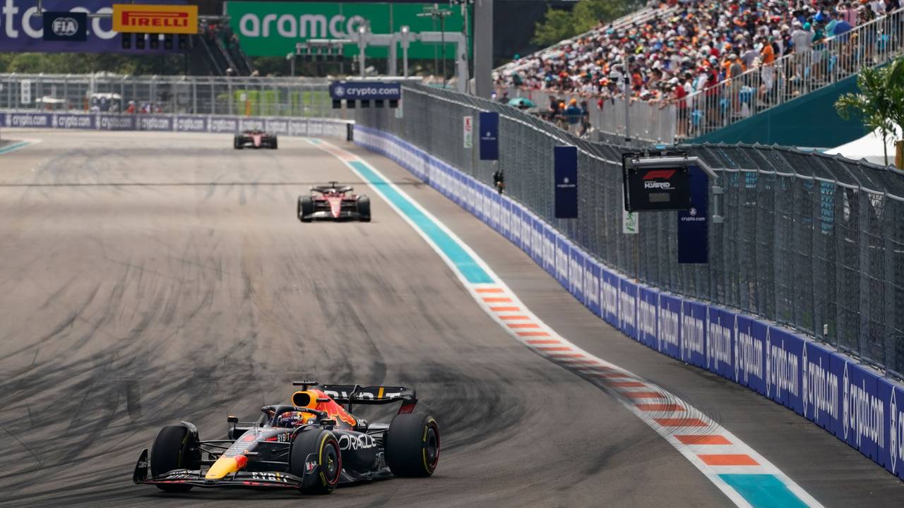Motorsport: Formel-1-Weltmeisterschaft, Grand Prix von Miami, Rennen: Max Verstappen aus den Niederlanden vom Team Red Bull fährt vor Charles Leclerc aus Monaco vom Team Ferrari.