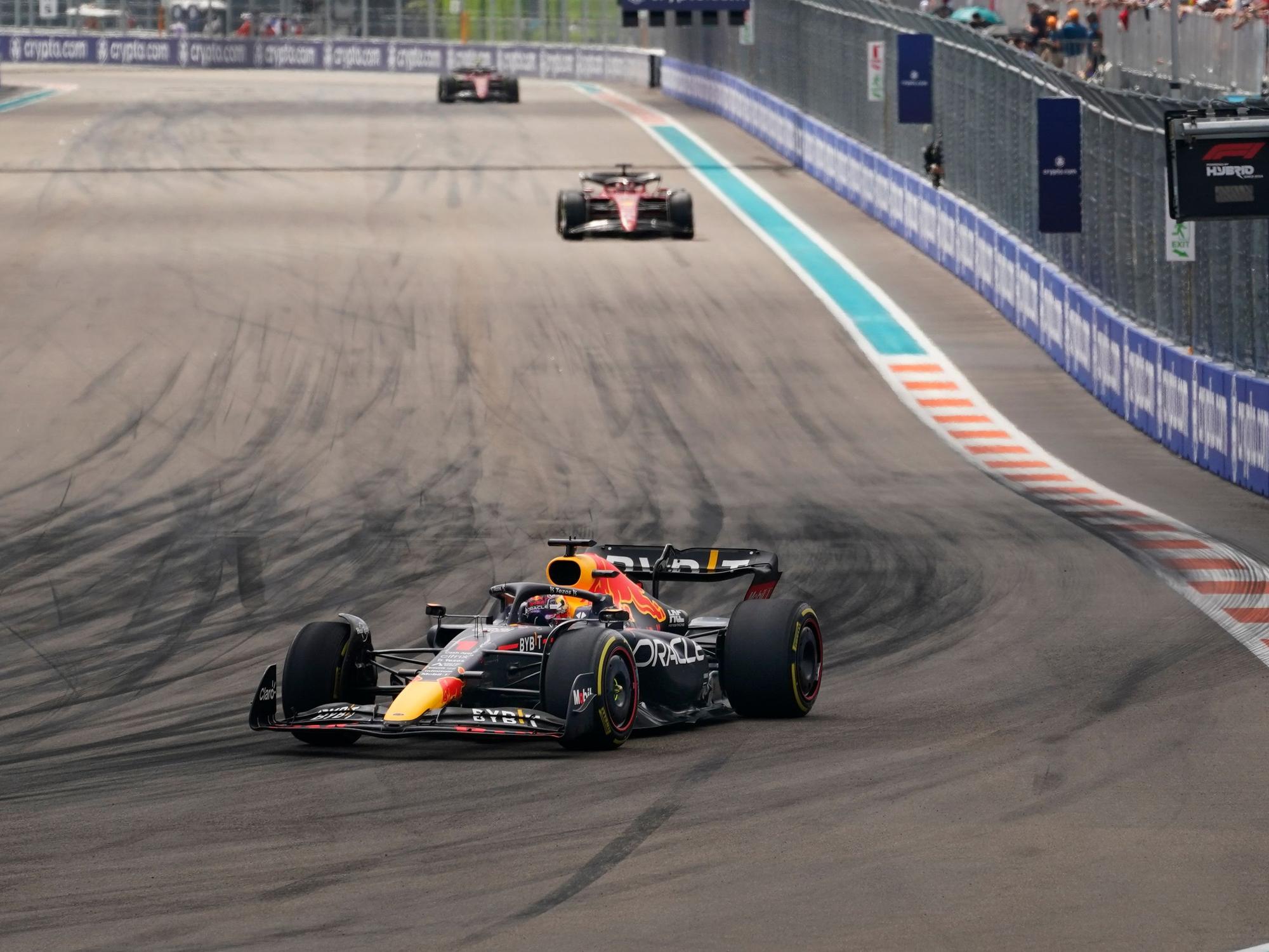 Motorsport: Formel-1-Weltmeisterschaft, Grand Prix von Miami, Rennen: Max Verstappen aus den Niederlanden vom Team Red Bull fährt vor Charles Leclerc aus Monaco vom Team Ferrari.
