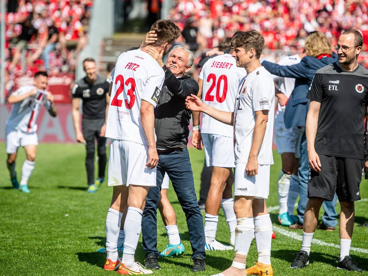Olaf Janßen freut sich mit seinen Spielern von Viktoria Köln.