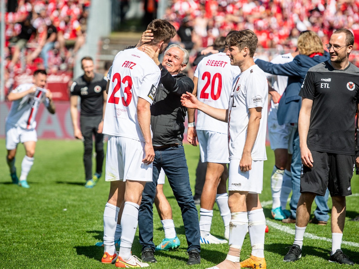 Olaf Janßen freut sich mit seinen Spielern von Viktoria Köln.