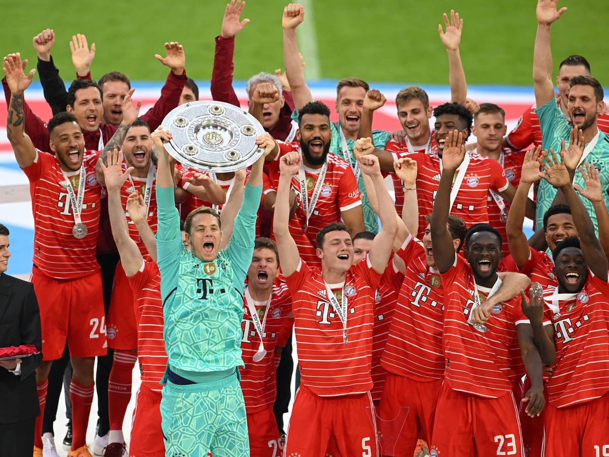 Manuel Neuer vom FC Bayern München präsentiert die Meisterschale.