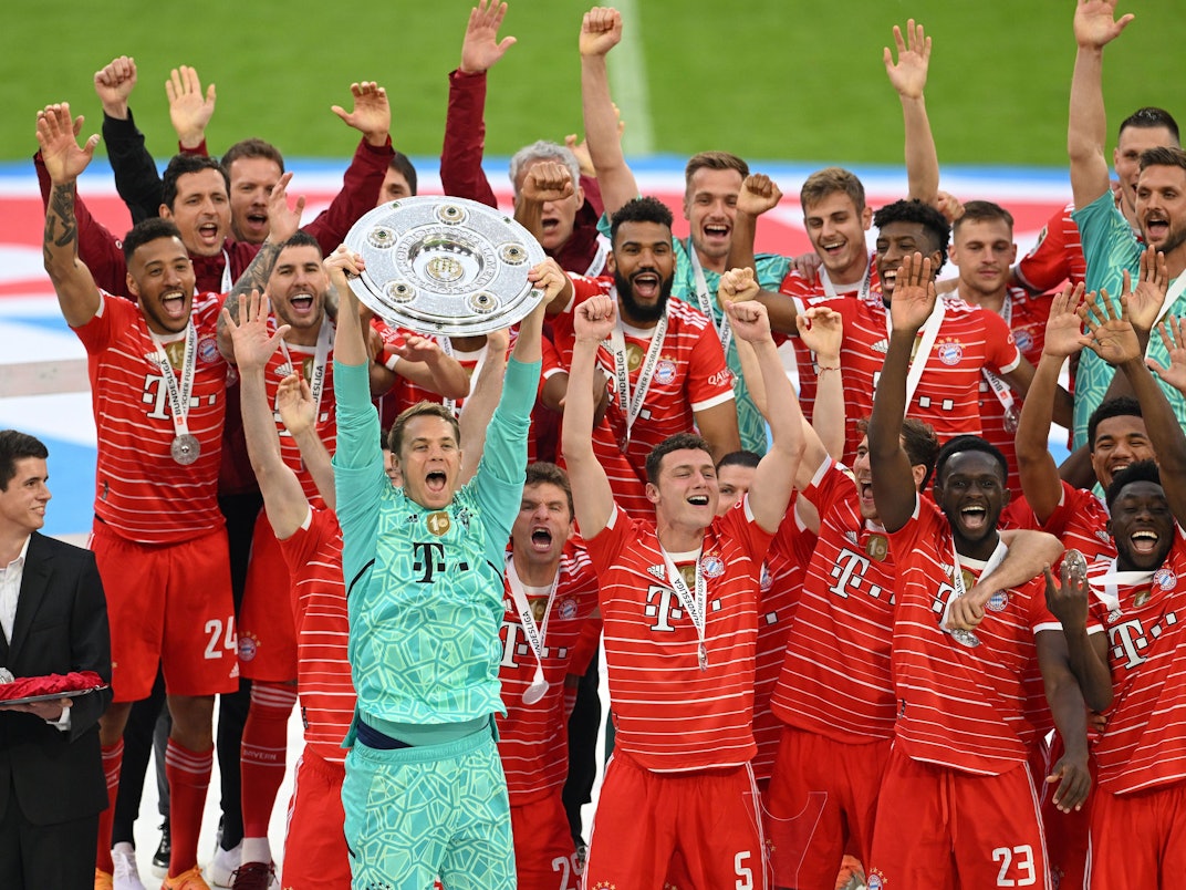 Manuel Neuer vom FC Bayern München präsentiert die Meisterschale.
