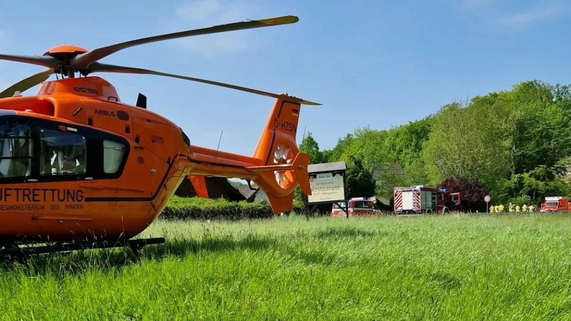 Die Feuerwehr Odenthal war schnell vor Ort und half den Rettungskräften beim Einsatz.