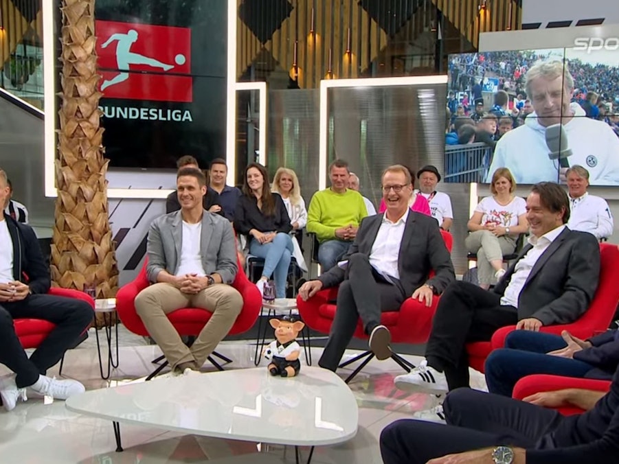 Video-Schalte nach Gelsenkirchen zu Mike Büskens im Doppelpass auf Sport1. In der Runde sitzt u.a. auch Borussia Dortmunds neuer Sportdirektor Sebastian Kehl.