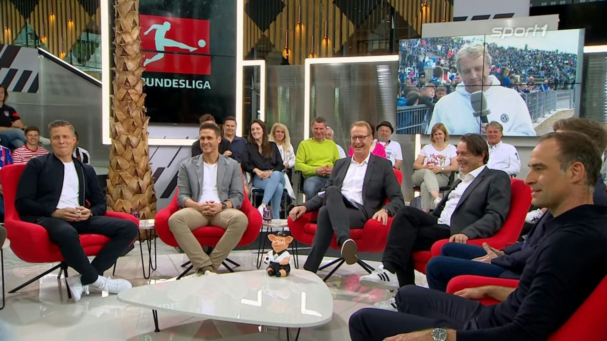 Video-Schalte nach Gelsenkirchen zu Mike Büskens im Doppelpass auf Sport1. In der Runde sitzt u.a. auch Borussia Dortmunds neuer Sportdirektor Sebastian Kehl.