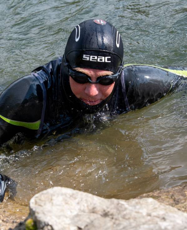 Andreas Fath schwimmt in der Donau.