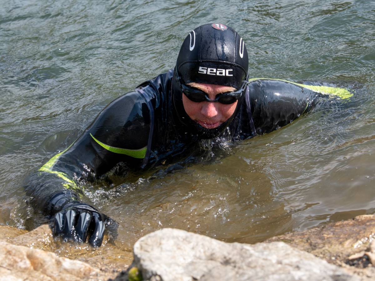 Andreas Fath schwimmt in der Donau.