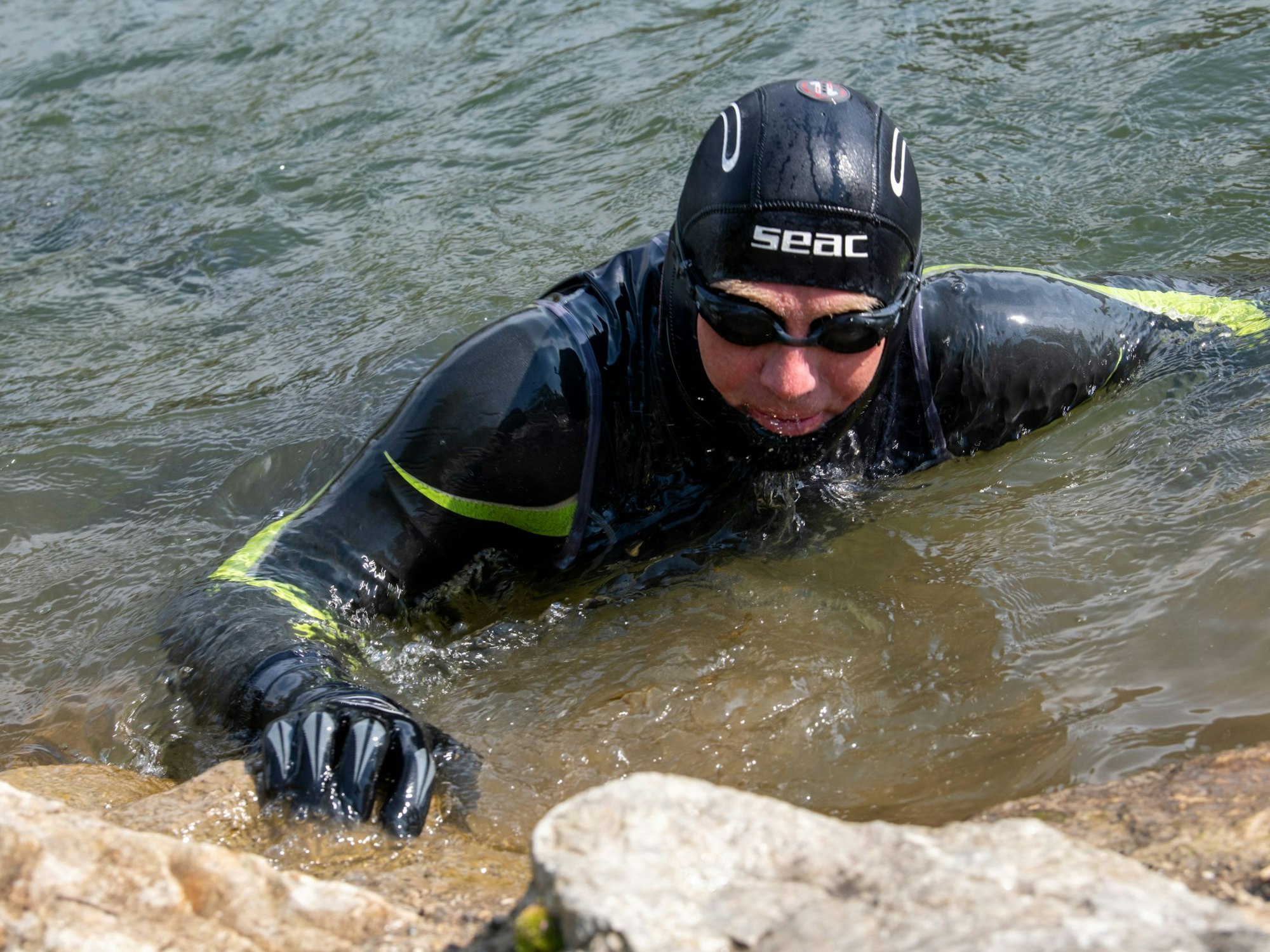 Andreas Fath schwimmt in der Donau.