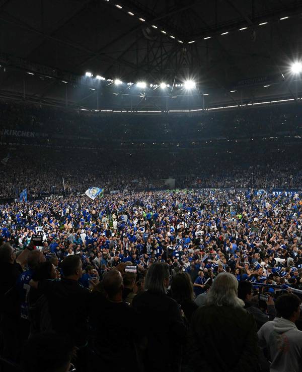 Mehrere Tausend Fans von Schalke 04 stürmen bei den Aufstiegs-Feierlichkeiten den Rasen der Veltins-Arena.