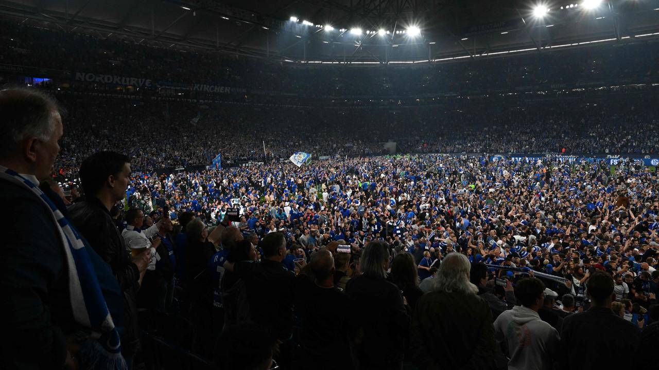 Mehrere Tausend Fans von Schalke 04 stürmen bei den Aufstiegs-Feierlichkeiten den Rasen der Veltins-Arena.